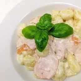 Gnocchi z szynką w sosie śmietanowym