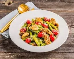 Makaron z kurczakiem i pesto bazyliowym
