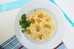 Gnocchi z kurczakiem w sosie śmietanowym