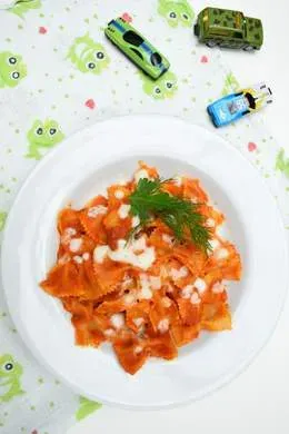 Makaron w sosie pomodoro z serem mozzarella