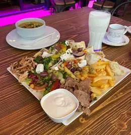 Kebab na talerzu z baraniną