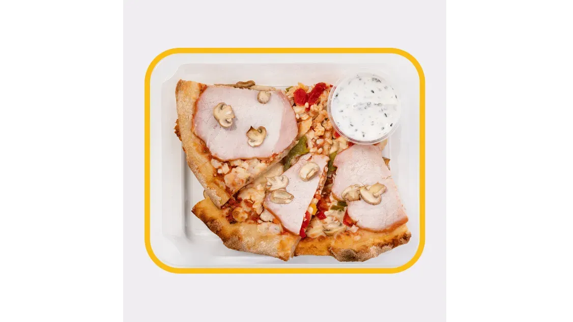 Pizza z szynką i pieczarkami
