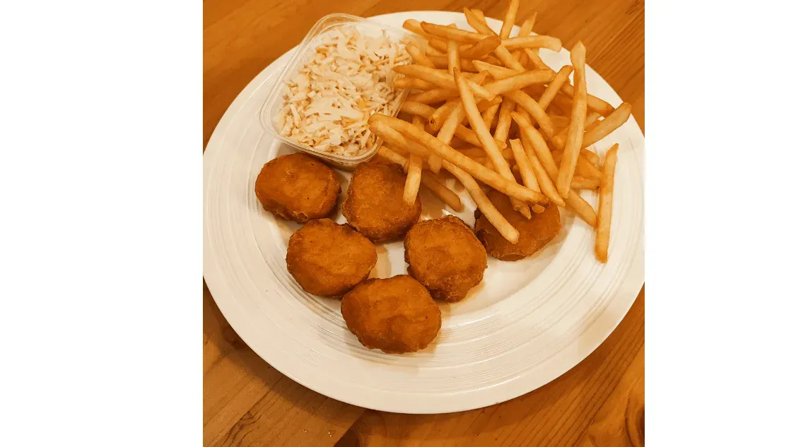 Nuggetsy 12szt plus 2x frytki plus 2x surówka