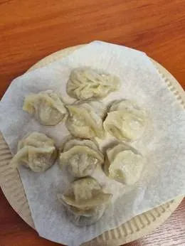 Pierogi z warzywami, makaronem sojowym i jajkiem