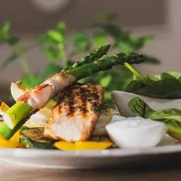 Pieczony łosoś z sałatką z grillowanych warzyw i swiezego szpinaku. (150 g)
