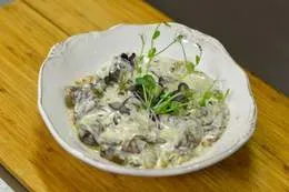 Gęsie żołądki duszone w słodkiej śmietanie. (150 g)