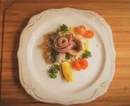 Śledź z cebulką. (120g)