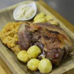 Golonka podawana na kapuscie, z ziemniakiem pieczonym i chrzanem. (400 g)