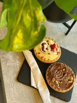Babeczka z białą czekoladą i ciasteczkami oreo