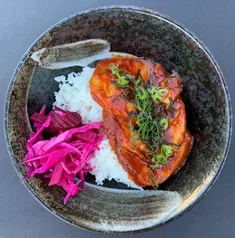 Wolno gotowany boczek z pikantnym sosem na bazie koreańskiej pasty chili