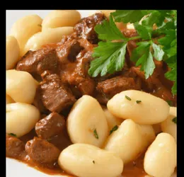 LUNCH Kopytka z gulaszem wieprzowym i zupą