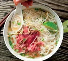 Zupa pho z parzoną wołowiną with