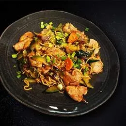 Makaron ramen z wieprzowiną