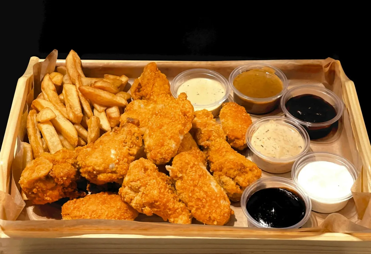 Kubełek Skrzydełek 10 szt. + frytki belgijskie 200g