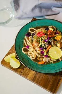 Stir fry udon z kurczakiem