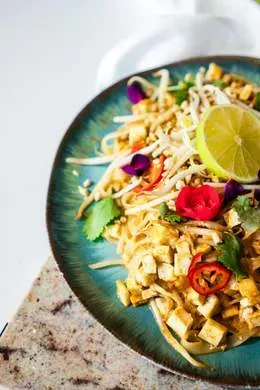 Pad Thai z tofu i warzywami