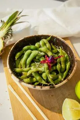 Fasolka Edamame w wersji słonej (danie wegańskie)