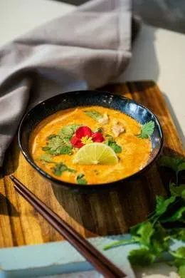 Tomkha z kurczakiem