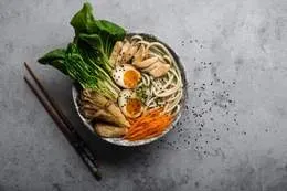 Bulion udon z boczniakiem i marynowanym jajkiem