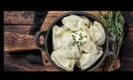 Pierogi z ziemniakami i smażone pieczarki