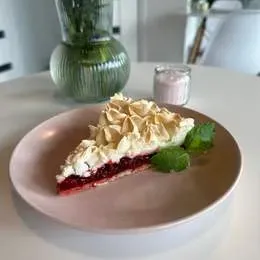 Tarta z bezą i wiśniami