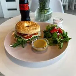 Bajgiel z tuńczykiem