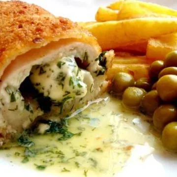 Kotlet po kijowsku z frytkami i surówką