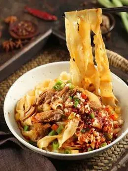Szeroki makaron z olejem chili 裤带面