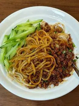 Makaron w sosie chinskim 炸酱面