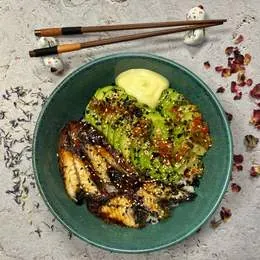 Chirashi węgorz i awokado