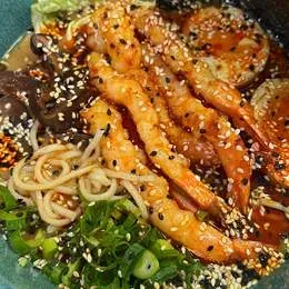 10.RAMEN SHOYU Z KREWETKAMI I NDUJĄ