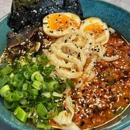 7. RAMEN UDON Z SMAŻONĄ WIEPRZOWINĄ