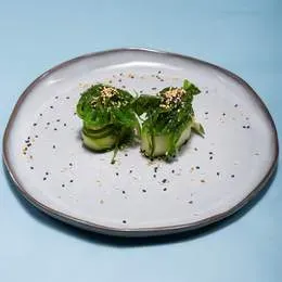 4.Gunkany sałatka goma wakame