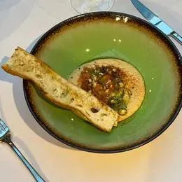 Hummus z tatarem pomidorowym i świeżym chlebem