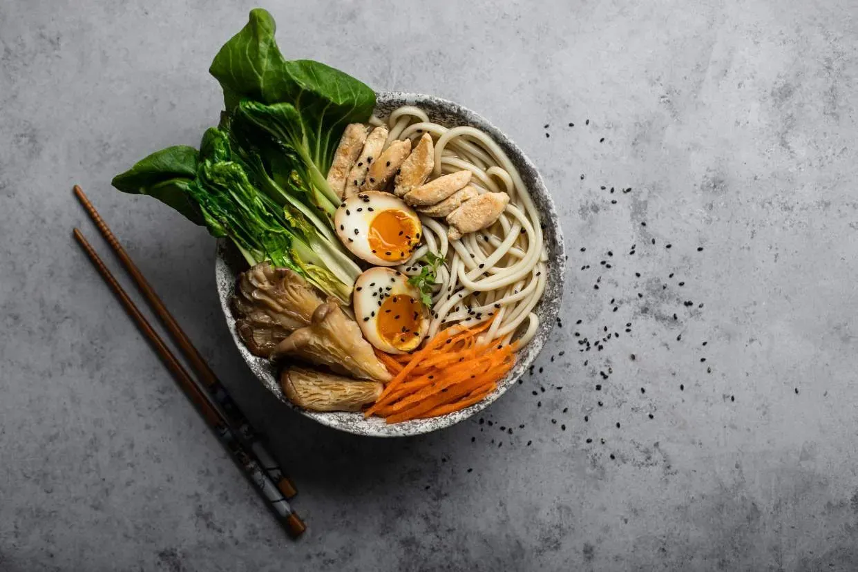 Bulion udon z boczniakiem i marynowanym jajkiem