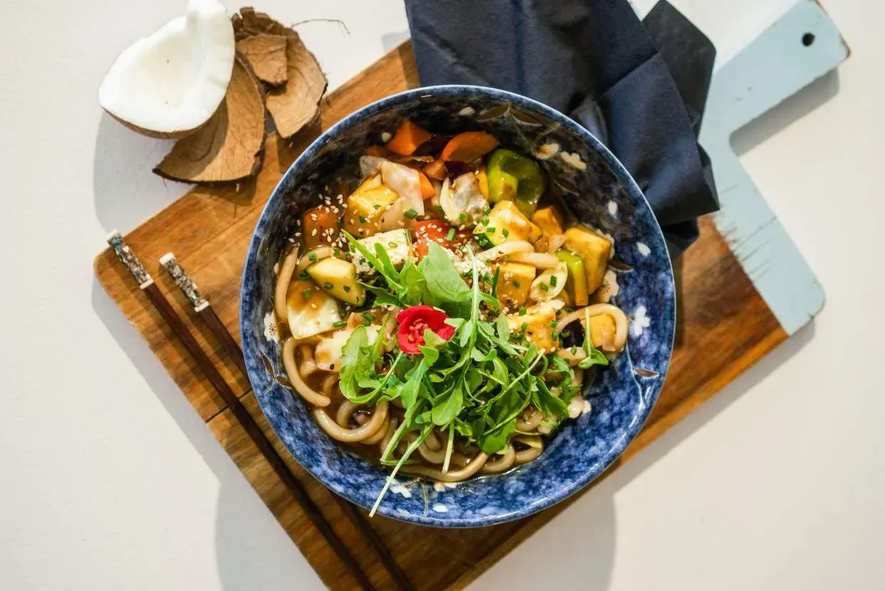 Stir fry udon z tofu i warzywami Vege