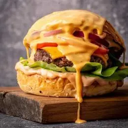 Cheeseburger w sosie serowym
