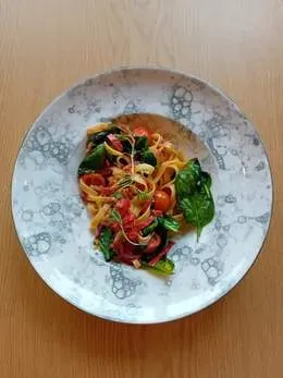 Tagliatelle con spinaci e mango