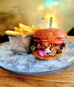 Burger szarpana wołowina z frytkami