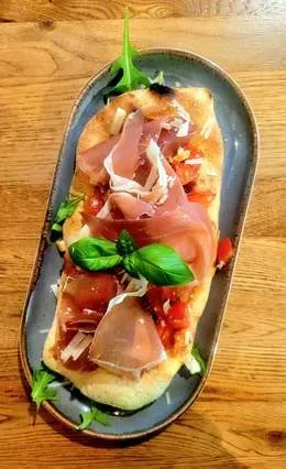 Bruschetta z szynką Crudo