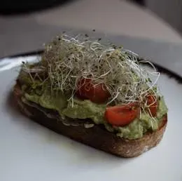 Tost z awokado z jajkiem w koszulce