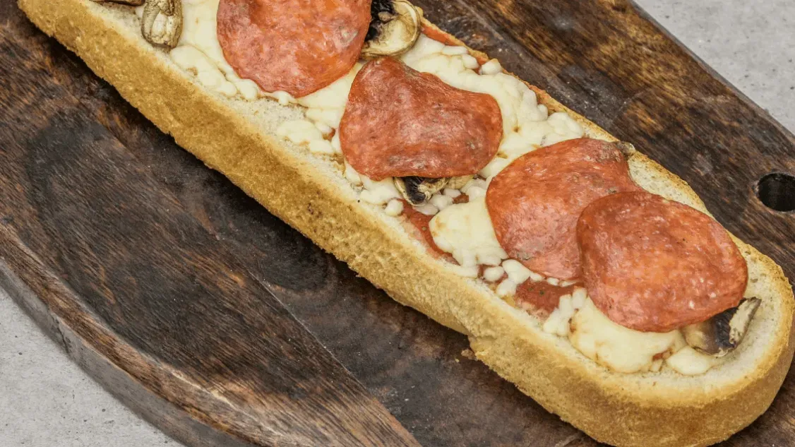 Zapiekanka z salami