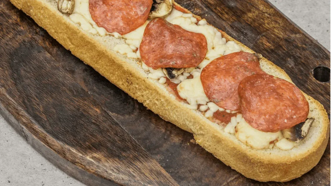 Zapiekanka z salami
