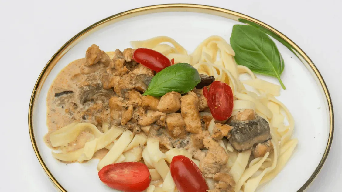 Tagiatelle z grzybami leśnymi i kurczakiem, sos śmietanowy