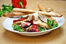 Insalata Con Pollo e Verdure Grigliate