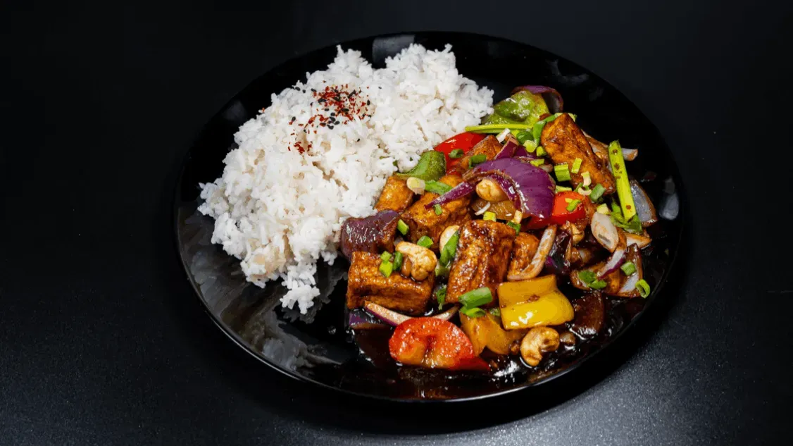 Tofu z warzywami i orzechami nerkowca