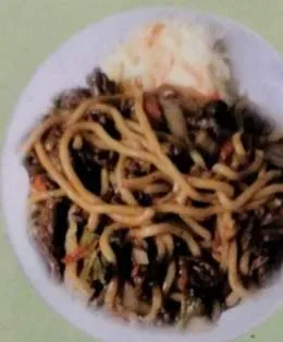 Smażony makaron udon z kurczakiem