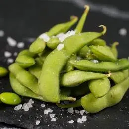 Fasolka edamame z solą morską