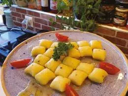 Gnocchi faszerowane kozim serem na maśle truflowym