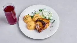 Smazone ziemniaki, udko z kurczaka, mizeria, sok